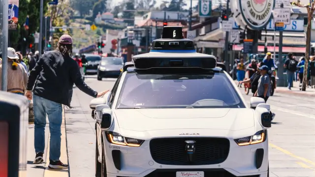 Tesla Robotaxi 2026: The Shrinking Fleet vs the 2026 Promise