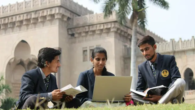 Student Paradox: Kya College Wale Apply Kar Sakte Hain?