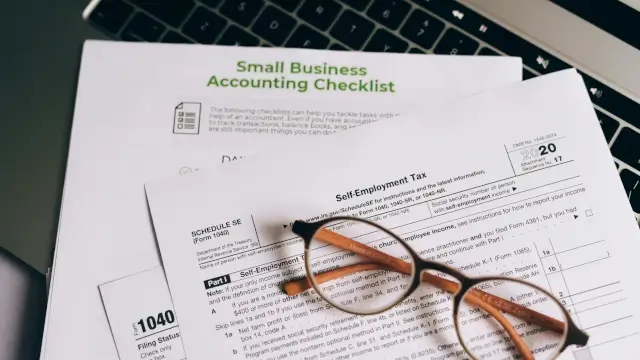 Best AI Bookkeeping Tools for Solopreneurs in 2026: Automate Taxes & Invoicing