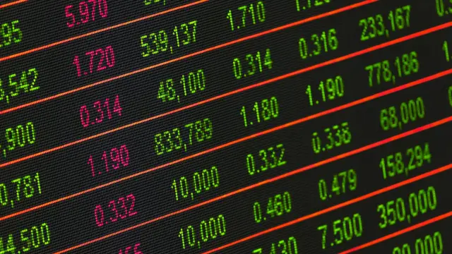 Berkshire Hathaway's $397 Billion Cash Pile: What Buffett Sees That Wall Street Doesn't