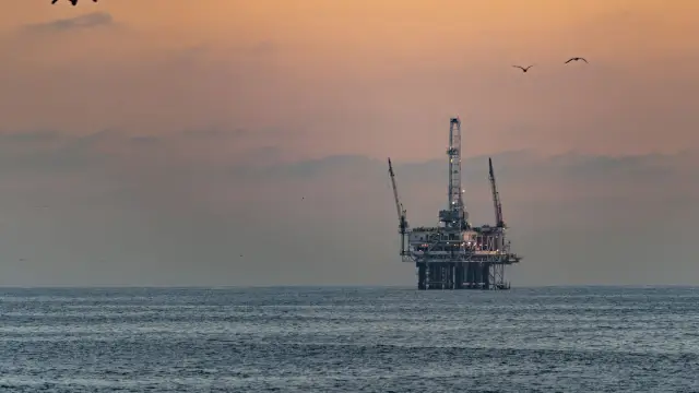 Oil Prices Plunge Below $80: U.S.-Iran Deal Reopens Strait of Hormuz