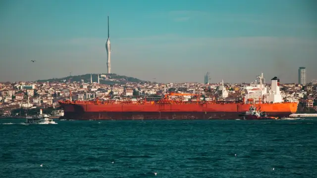 US-Iran Memorandum: Trump Signs Deal to End Hostilities, Lift Strait of Hormuz Blockade