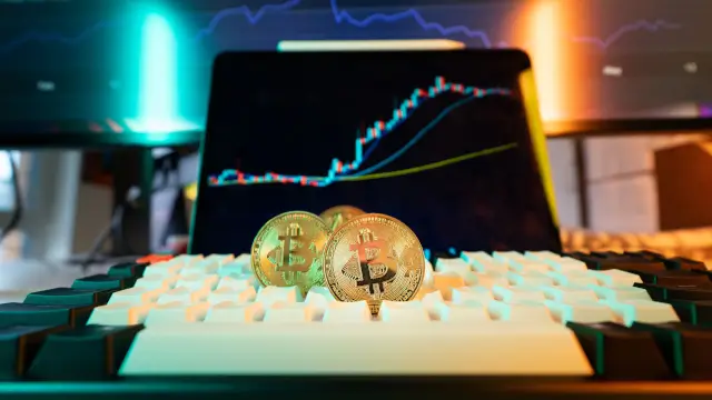 Bitcoin Slides to $62,300: Tech Selloff Drags Crypto Markets Lower